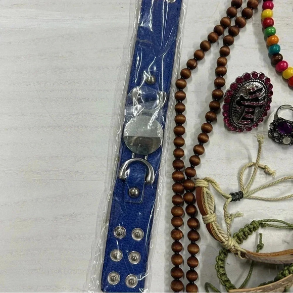 Lot of 23 pieces of Boutique Jewelry, necklaces, bracelets, charms, costume ring - Picture 4 of 13